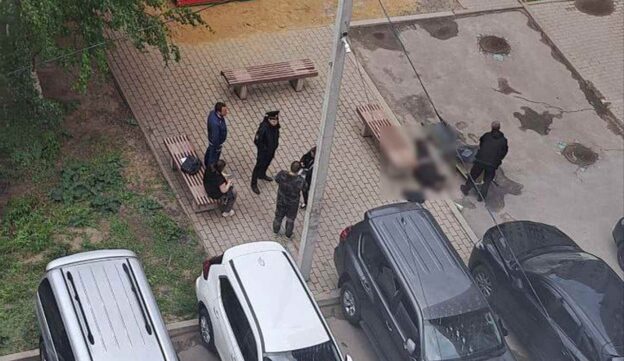 В Воронеже на детской площадке на улице Кропоткина обнаружили труп