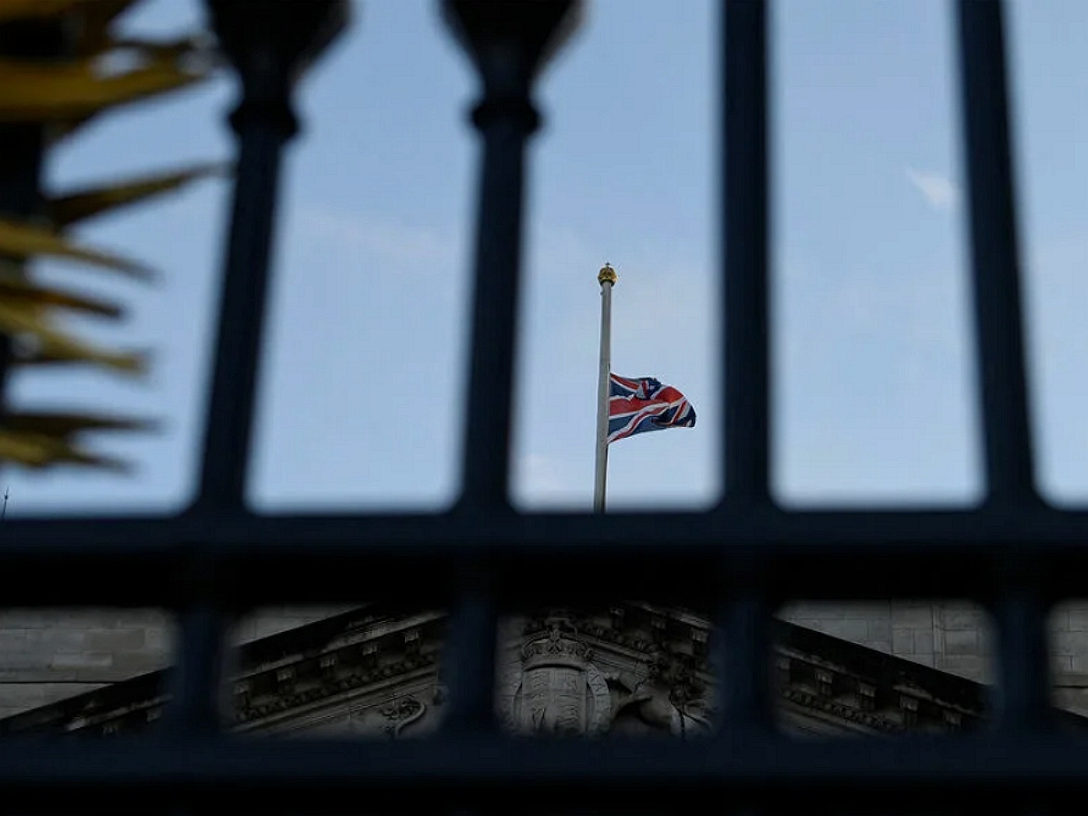 Британцы напуганы спущеным флагом над Букингемским дворцом
