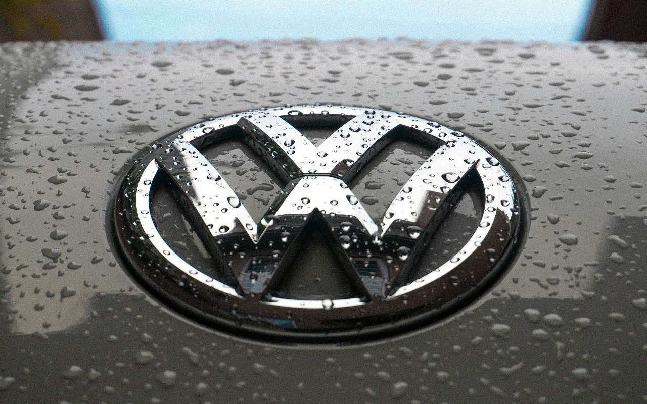 Volkswagen обвинил автодилера в испорченном логотипе