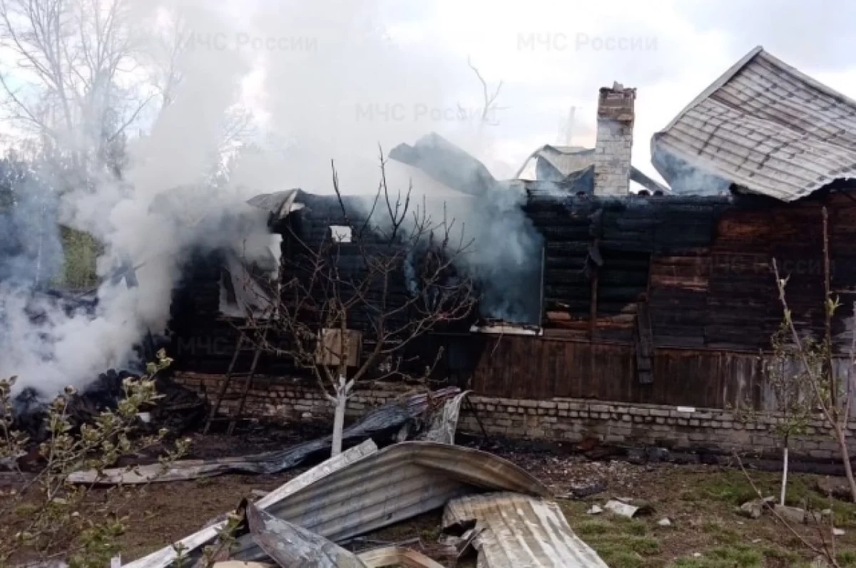 В брянском поселке Корчминка сгорел частный жилой дом