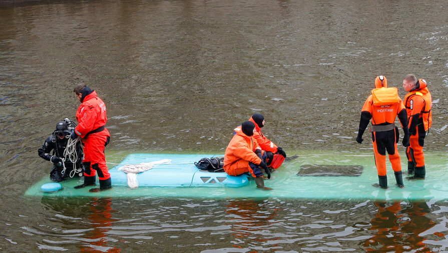 В Петербурге начали проверку в компании, чей автобус упал в реку