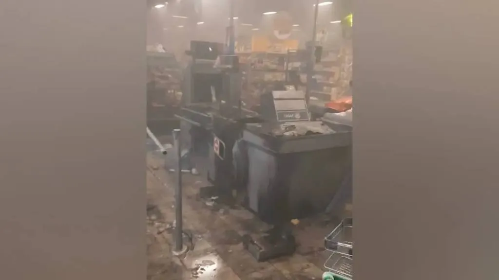 Вытаскивали за ноги: Неадекватный пироман устроил погром и пожар в магазине под Липецком